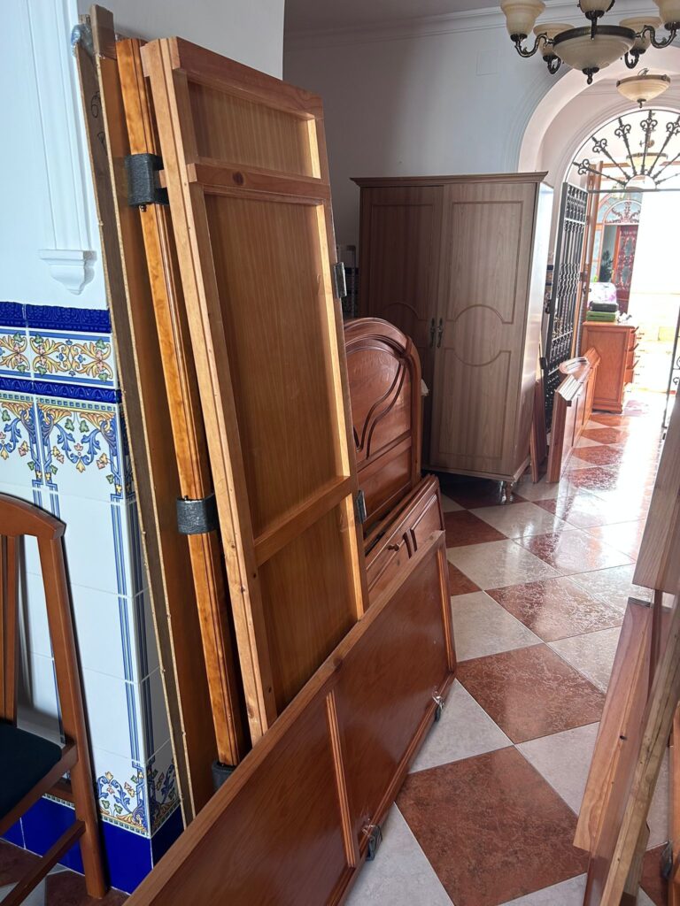Muebles de la mudanza recién desmontados para su traslado